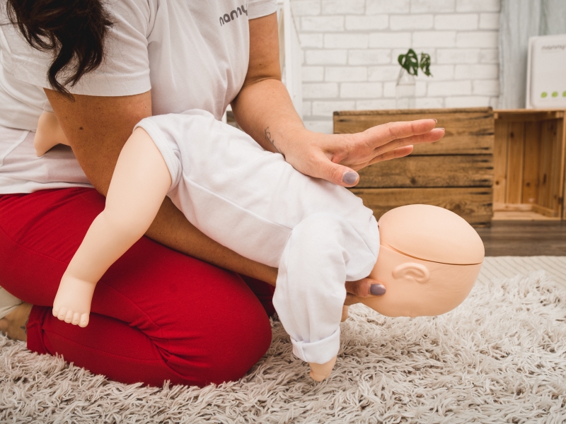 Wie die Erste Hilfe leisten, wenn das Baby erstickt?